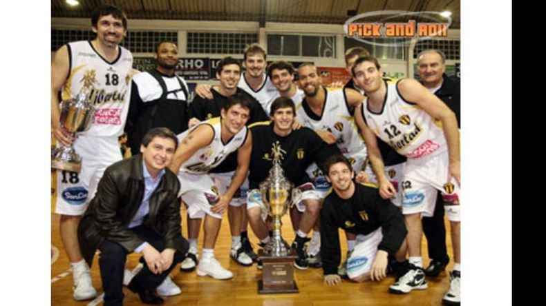 Jonatan Treise festeja con Libertad la Copa Sancor Seguros, en Montevideo..