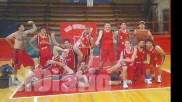 Un festejo distinto. Tras la clasificación, la Fusión mostró su alegría para la foto..