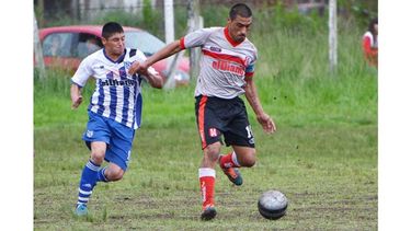 (Fredy Caballero). BOLI CONDUCCIÓN. Aguilar controla ante la presión de Peralta. Ambos convirtieron en la tarde de Villa Verde..