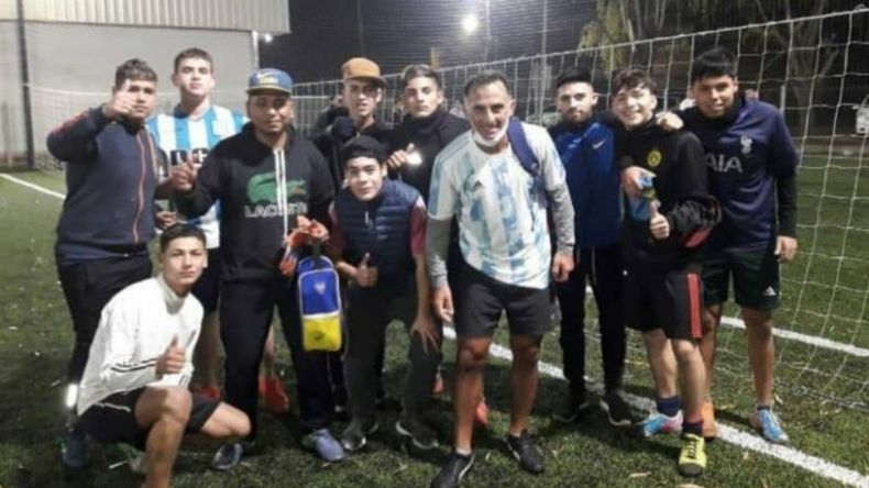 Gambetita se sacó fotos con varios equipos..