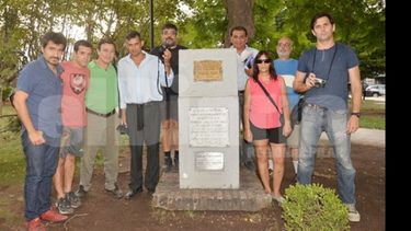 “CABEZAS PRESENTE”. El homenaje, ayer, frente al monolito que lo recuerda..