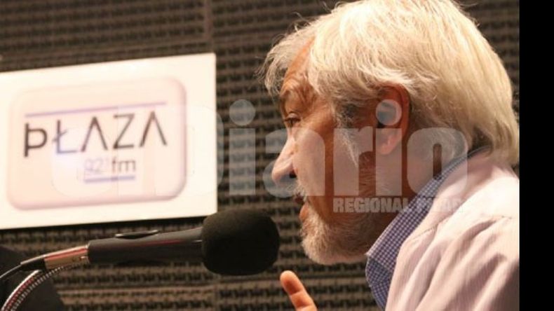 SIN AURICULARES. Carlos Cornejo, ayer, en el estudio de FM Plaza..