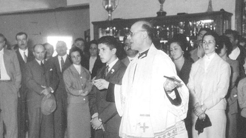 Ante la atenta mirada de los socios, el padre Poceiro bendice la ampliación de las instalaciones del Club Atlético, en 1953..