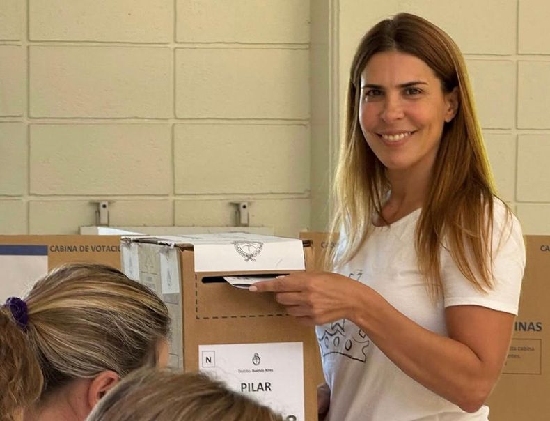 Soledad Peralta emitió su voto después del mediodía. 