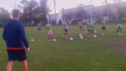 El plantel de 11 de Febrero entrena en el polideportivo de Pilar.