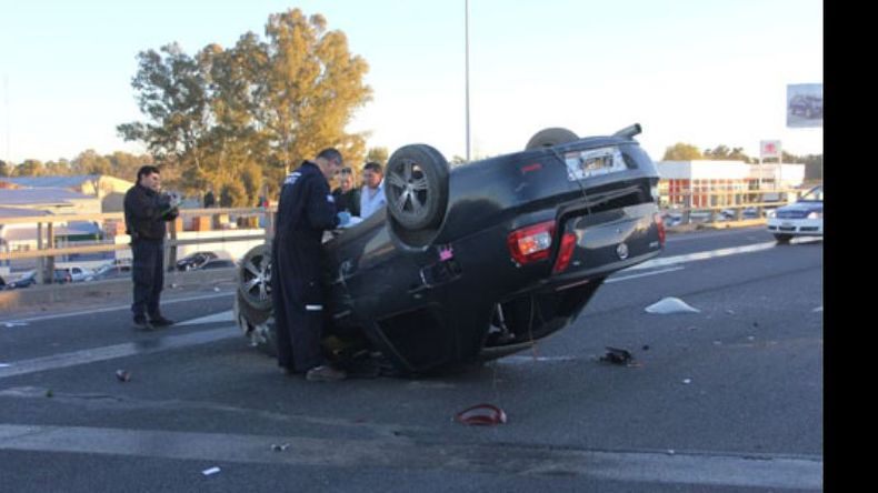 Autopista peligrosa. Tres personas resultaron heridas en un accidente ocurrido en la tarde de ayer en el kilómetro 51 de la Panamericana mano a Capital. Se vieron involucrados un Astra gris conducido por un hombre de 78 años acompañado de su esposa de 81, y un Fiat Siena (foto) en el que iba un hombre de 31. Todos sufrieron heridas leves..