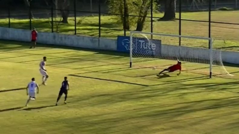El arquero tapa con las piernas el penal de Arricau, a los 21..