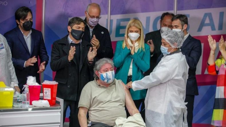 Carlos Luna, panadero de Los Tilos, fue el vacunado 3 millones (Foto: Rodrigo Néspolo)..