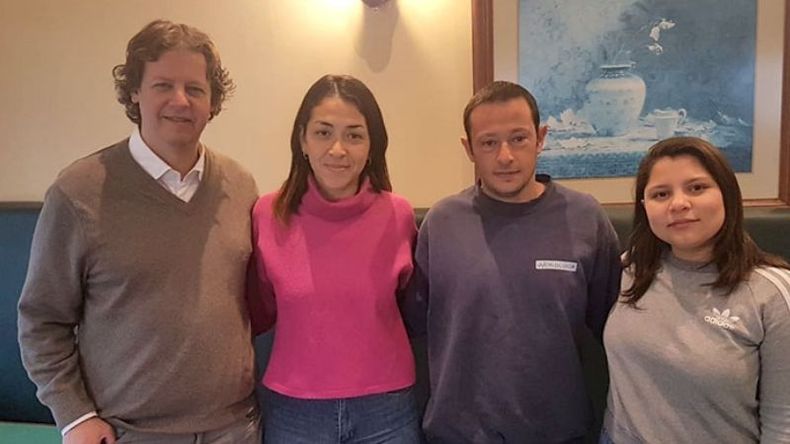 VISITA. Castillo (izq.), ayer, con los candidatos locales en Pilar..