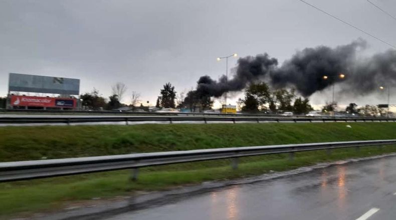 Incendio. El humo proveniente del depósito de colectivos de la 57 se observa desde la Panamericana.&nbsp;