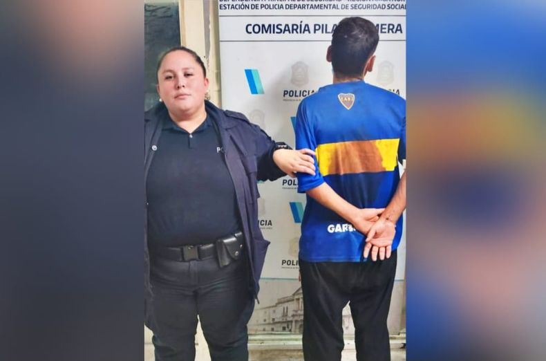 El detenido continuó con su actitud agresiva dentro del patrullero y ocasionó destrozos dentro del vehículo.&nbsp;