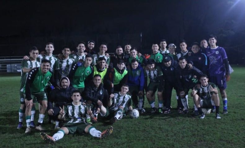 FESTEJO. Los jugadores de Somra posan tras pasar a semifinales.