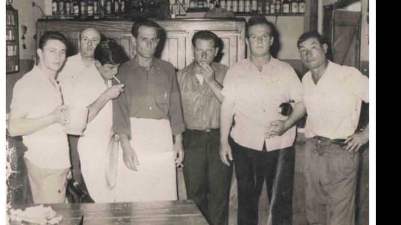 Los socios de la club le llaman el viejo chalet. Fue la primera cantina de la institución. En la foto, Biestro, Cacho, Mónaco, Pichín y Pichuca..