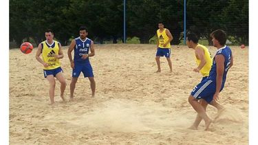 ARENA. Fernández, durante la práctica con la Selección, en Ezeiza..