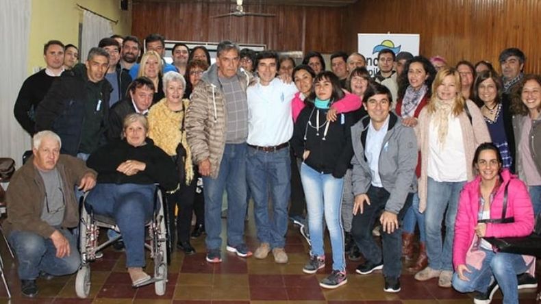 VECINOS. Lagomarsino compartió chocolate con pastelitos..