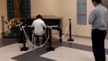 Juan toca en el hall del Hospital, ante la vista del público..