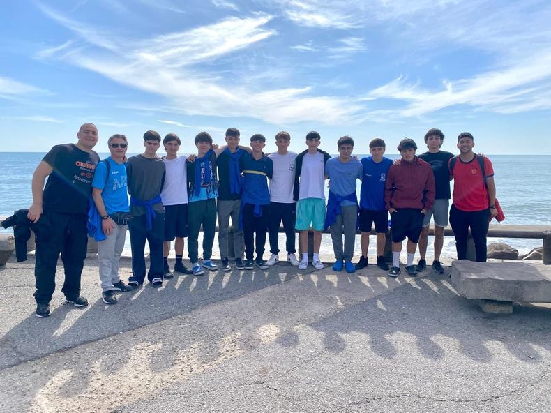 V&oacute;ley Masculino Sub 18 Escolar del Instituto Verbo Divino, disfrutando de la playa.