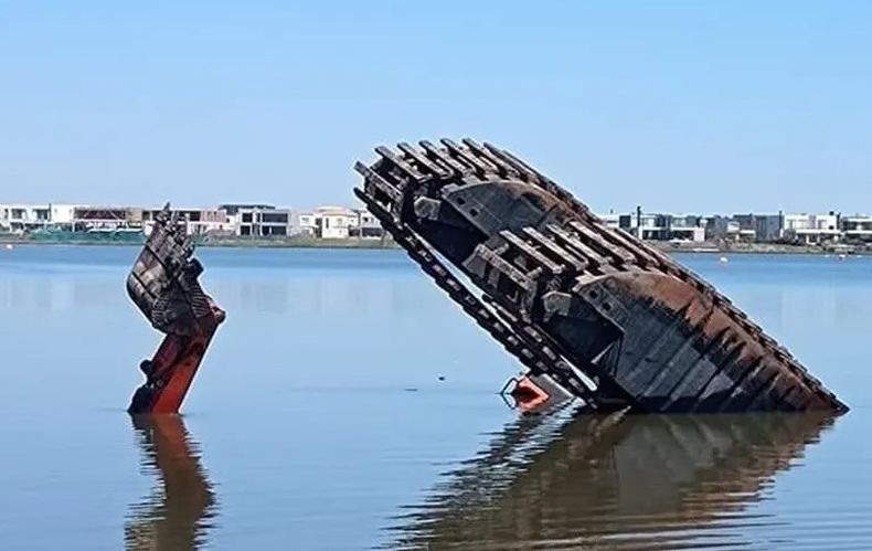 La máquina quedó sumergida y la víctima no pudo salir.