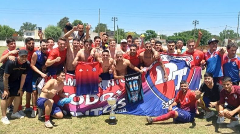 COPADOS. El plantel de Don Torcuato festeja el título en la División B..