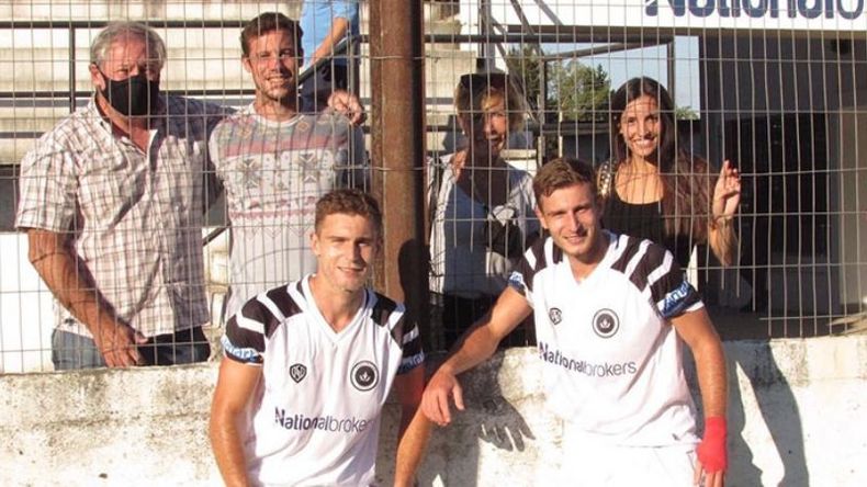 FELICIDAD. Manuel (6) festejó su gol, junto a su hermano Bautista y su familia, en el Barraza..