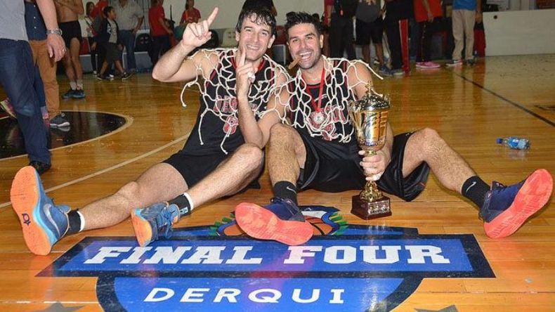 ENREDADOS. Irigoyen y Tabarez festejan el ascenso, con las redes y la copa..