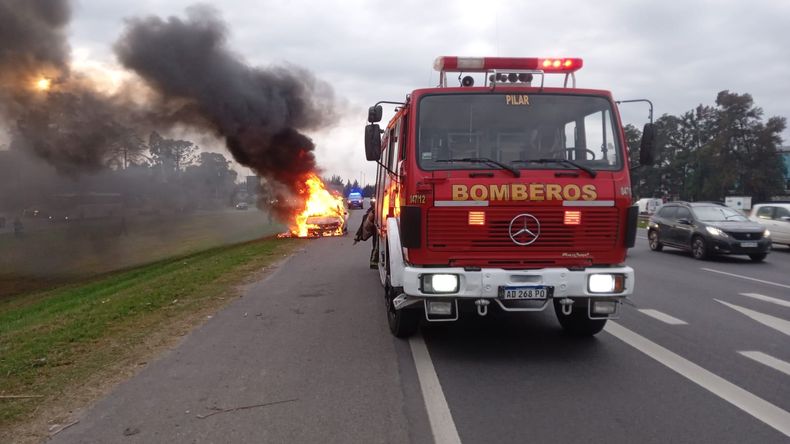 Un auto se incendió en el kilómetro 50 de Panamericana, mano a provincia.