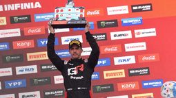 Matías rossi levantando el trofeo del Cabildo en el Gálvez.