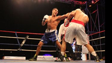 Peralta mete la izquierda ante Bouloudinats; ganó con claridad en San Martín..