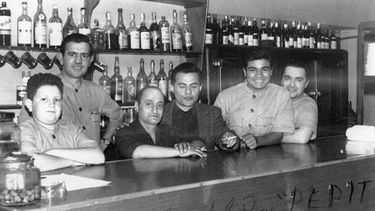 Año 1965. El personal del bar “Pepito” posa detrás del mostrador, haciendo una pausa en el trabajo. .