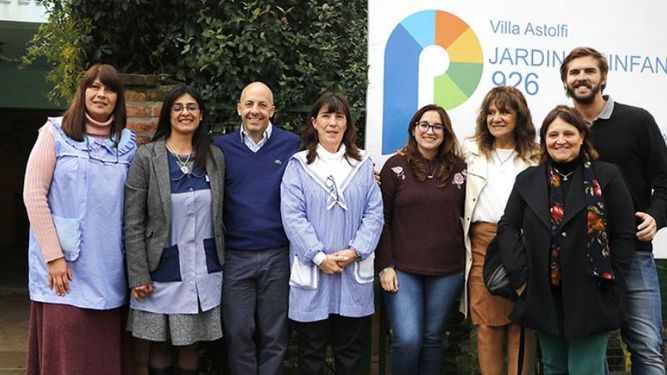 INAUGURACIÓN. Ducoté, con los docentes de uno de los jardines..
