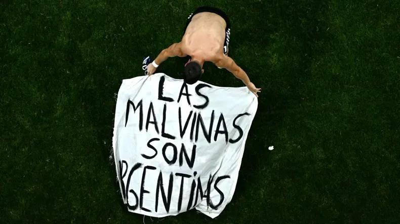 Giovani Lo Celso deja la bandera en el césped de la cancha. (AFP).
