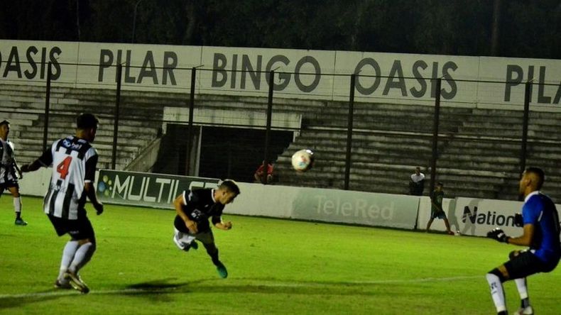 PALOMITA AL GOL. Diego Crego abre el marcador tras conectar un centro de Miguel López. Foto: Fredy Caballero.