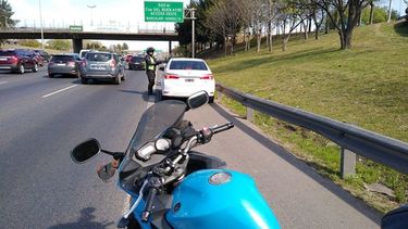 Pablo Martinez Carignano / @pmcarignano. Siempre hay algún #banquinero que no se aguanta y se manda. Los estamos viendo muchachos. Hay multas para todos..