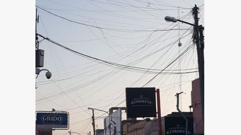 SELVA. Los cables aéreos forman una maraña en el centro..