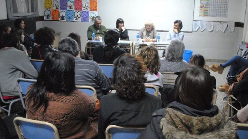 ENTRE LA LENGUA Y LA LITERATURA.. Fueron dos días a puras letras: jueves y viernes se llevaron a cabo las III Jornadas de Lecturas y Escrituras, evento organizado por el Instituto Superior de Formación Docente Nº51 y que se dividió en tres sedes: la Escuela 1 (donde funciona la entidad), Il Piccolo Teatro y el Centro Cultural IntegrArte. Una vez más, gran cantidad de autores y lectores pasaron por los recintos para aprovechar diferentes propuestas, entre mesas redondas, exposiciones y debates..