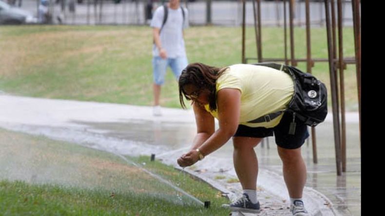 Cualquier método sirve para refrescarse cuando no queda otra que salir..