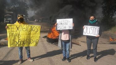 PROTESTA. Un grupo de vecinos cortó la calle Frondizi para pedir más seguridad..