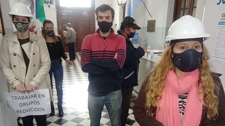 CASCOS BLANCOS. La protesta del viernes pasado se repetirá hoy. .
