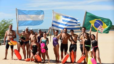 La delegación de Pilar con las tres banderas. La delegación de Pilar con las tres banderas.
