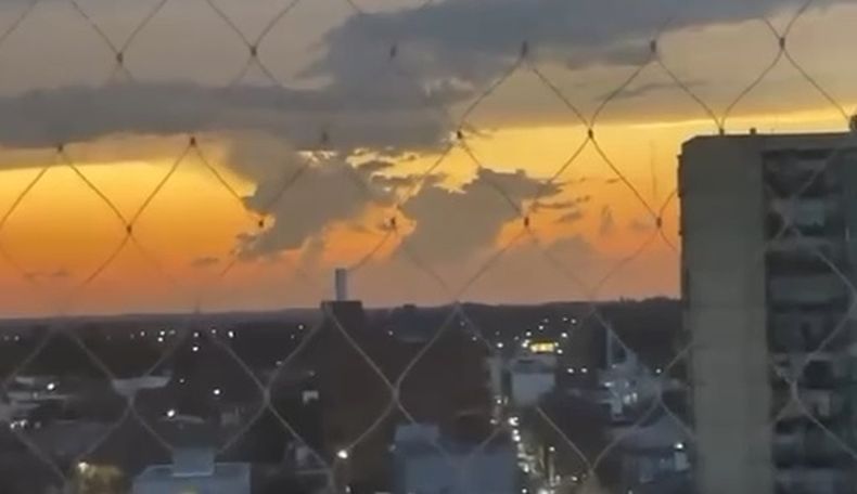 Las nubes con la forma de las Islas Malvinas, captadas por una familia de Pilar.