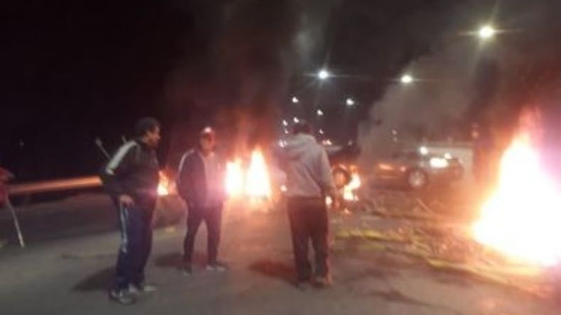 FUEGO. El piquete comenzó cerca de las 19. .