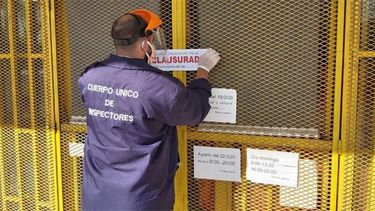 “ANGELTILA”. El local clausurado ayer sobre la calle Fermín Gamboa..