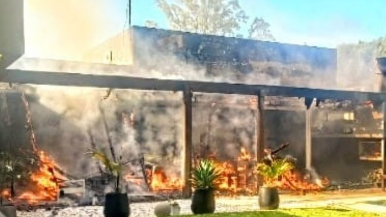 El fuego fue extinguido en una hora por los bomberos de Presidente Derqui. .