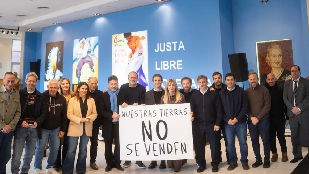 “NUESTRAS TIERRAS NO SE VENDEN”. Los intendentes de La Liga, en San Vicente.