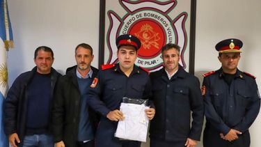 Achával acompañó a los Bomberos en su día y entregó uniformes