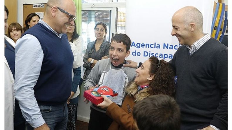 VISITA. Michetti entrega una de las tablets en Pilares de Esperanza..