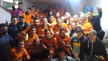FESTEJO. Los jugadores de Zelaya celebran el triunfo en la Ciudad Deportiva..