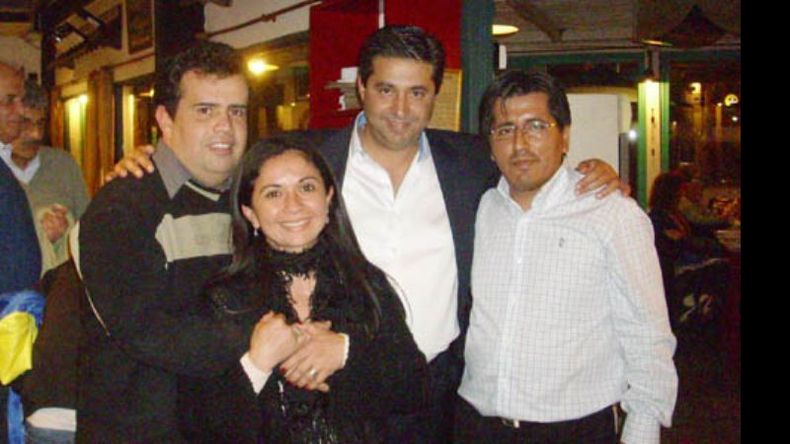 Integrantes de la peña junto a Angelici..