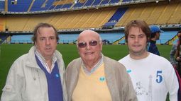 Francisco Arotce (centro) junto a su hijo Walter y su nieto Santiago. .