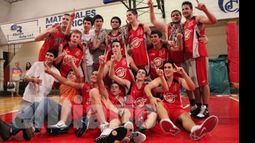 El festejo de los chicos de Sportivo, los mejores de la temporada en la liga zarateña..